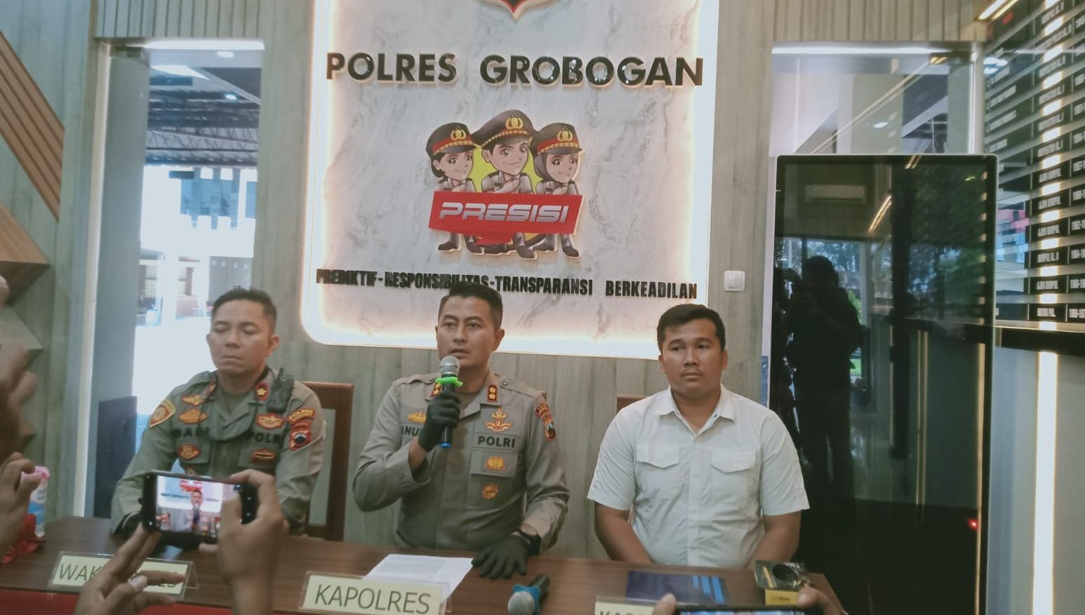 Kapolres Grobogan AKBP Dedy Anung Kurniawan saat memberikan keterangan di hadapan awak media terkait tawuran tersebut.