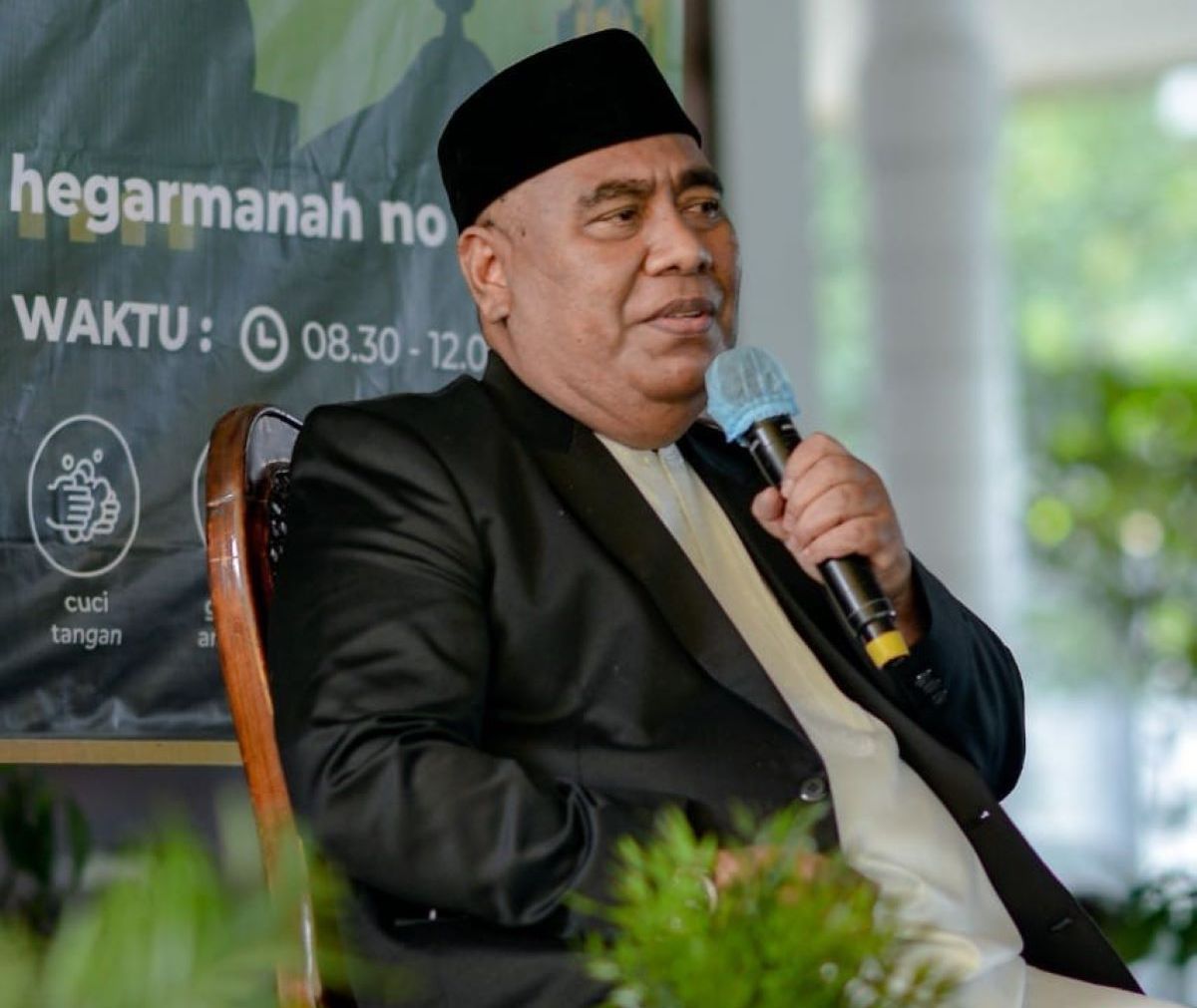 Kyai Drs. H. Moch. Sholeh Hasan pendiri Pondok Pesantren Hurriyatul Ummah  pada tahun 2013 .