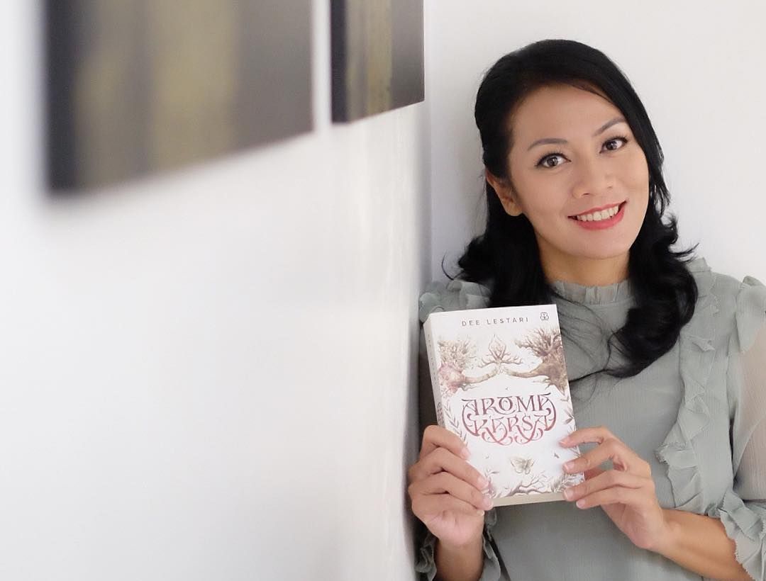 Dee Lestari atau Dewi Lestari adalah penulis novel Aroma Karsa yang menceritakan mengenai Jati Wesi dan Tanaya Suma yang bertualang ungkap misteri Gunung Lawu.