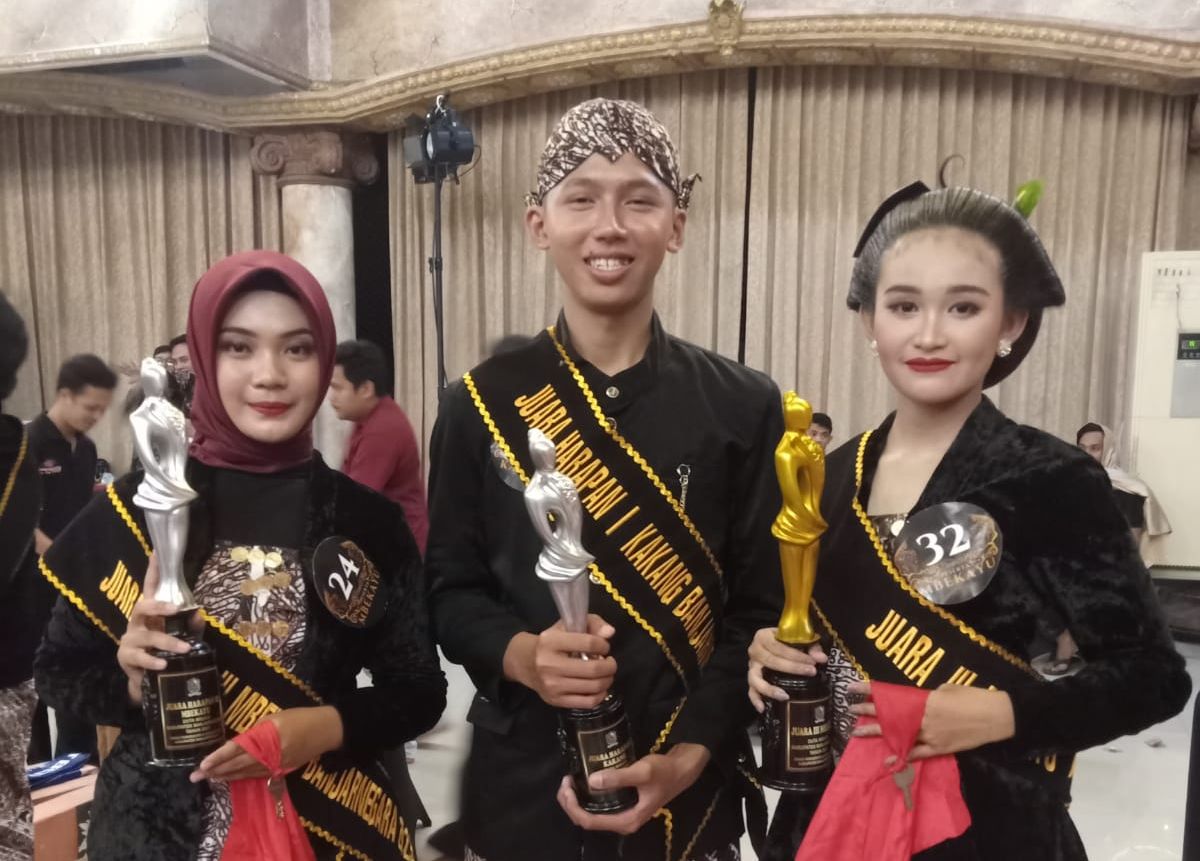 3 siswa SMAN 1 Purwareja Klampok saat mengikuti acara grand final pada ajang pemilihan kakang mbekayu Duta Wisata Banjarnegara 2023