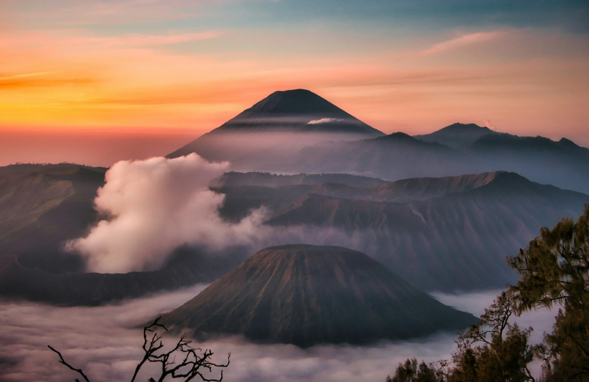 5 wisata tercantik Gunung Semeru Lumajang yang masuk area Taman Nasional Bromo Tengger Semeru, Jawa Timur, Indonesia. /Unsplash/Fajruddin Mudzakkir