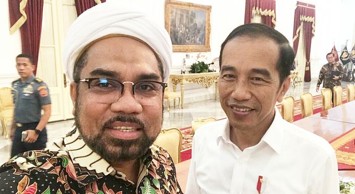 Potret Ali Mochtar Ngabalin sedang bersama Presiden Jokowi.