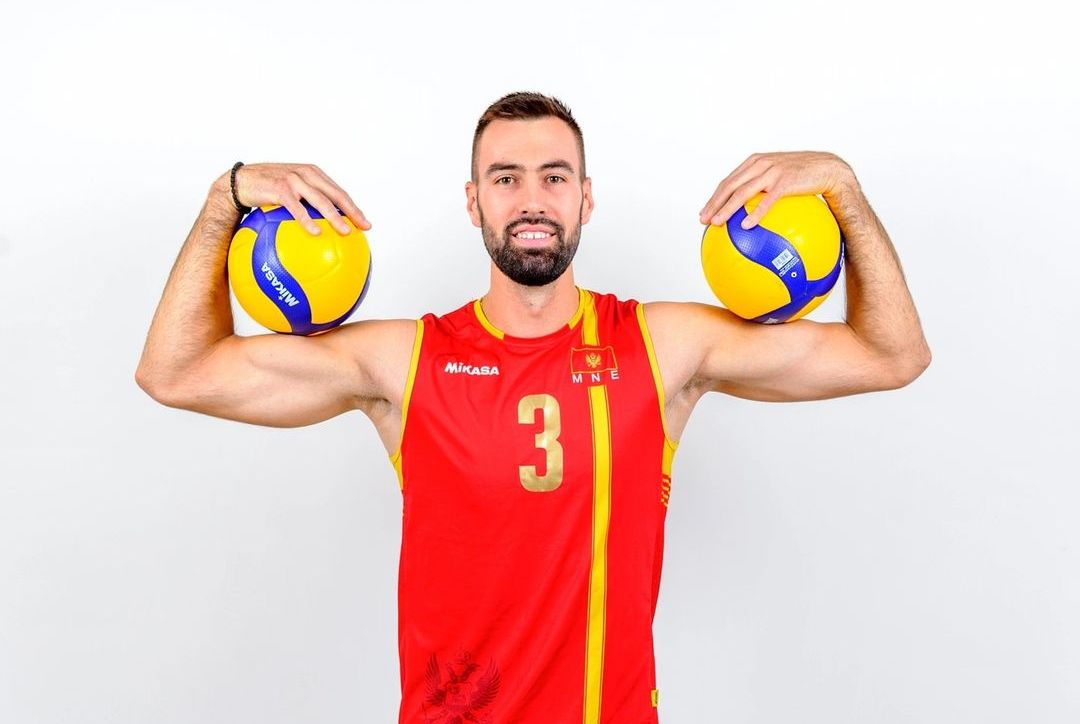 Luca Babic, pemain voli asal Montenegro dirumorkan akan bela tim Surabaya BIN Samator hingga Pertamina Pertamax di ajang Proliga 2023.