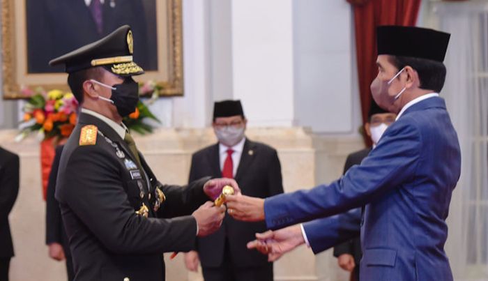 Presiden Jokowi resmi melantik Jenderal Andika Perkasa sebagai Panglima TNI menggantikan Marsekal Hadi Tjahjanto pada Rabu, 17 November 2021