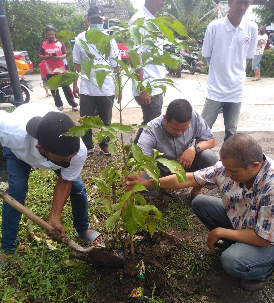Gerakan tanam pohon kolaborasi PILHI dengan KKB-Taman Makassar Indah