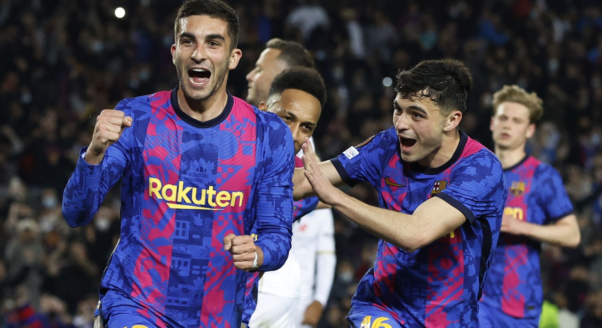 Skuad Barcelona saat berhadapan dengan Napoli di Liga Europa, di Camp Nou, Jumat, 18 Februari 2022.