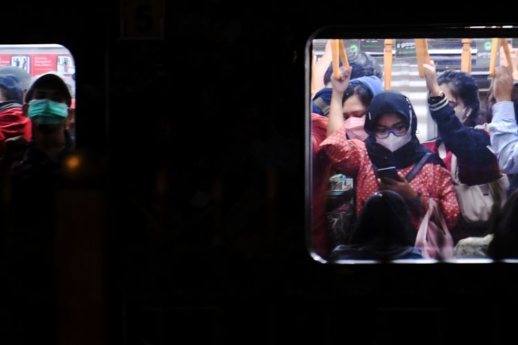 Detik-detik Menegangkan, Seorang Ibu Melahirkan di KA Komuter yang Sedang Meluncur