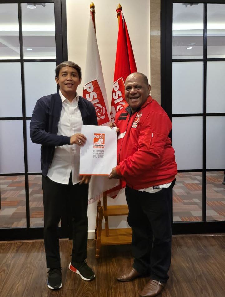 Ketua DPW PSI Papua Pegunungan Joh Mofu saat menerima SK kepengurusan dari Raja Juli Antoni