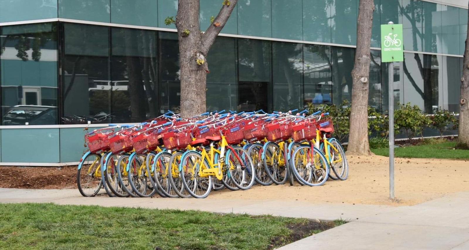 Terminal sepeda di kantor Google, Mountain View, California, Amerika Serikat.