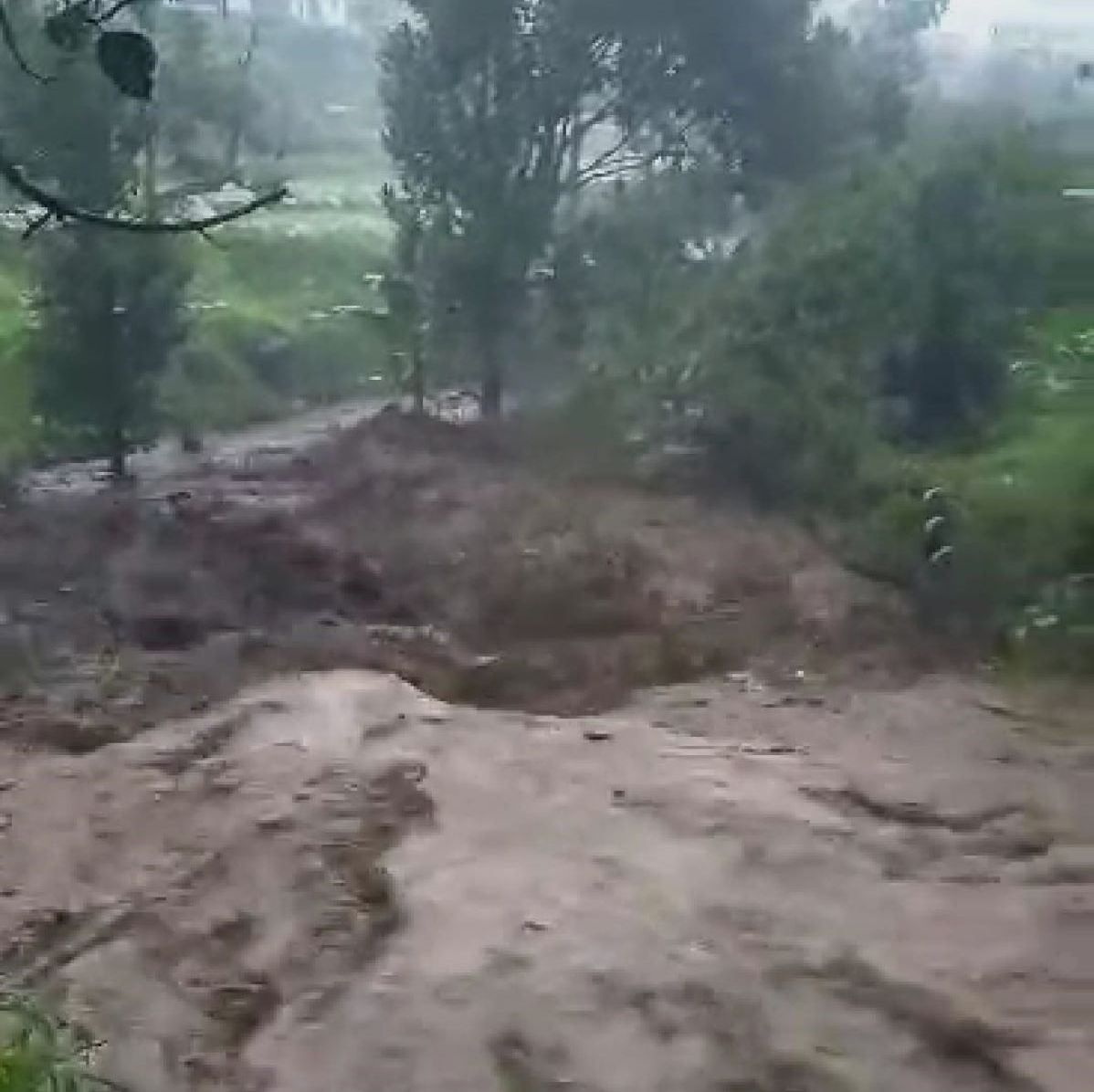 Kodisi sungai Ciputri di Cibodas Maribaya Kabupaten Bandung Barat  saat hujan deras  Kamis 11 Januari 2024 sore.