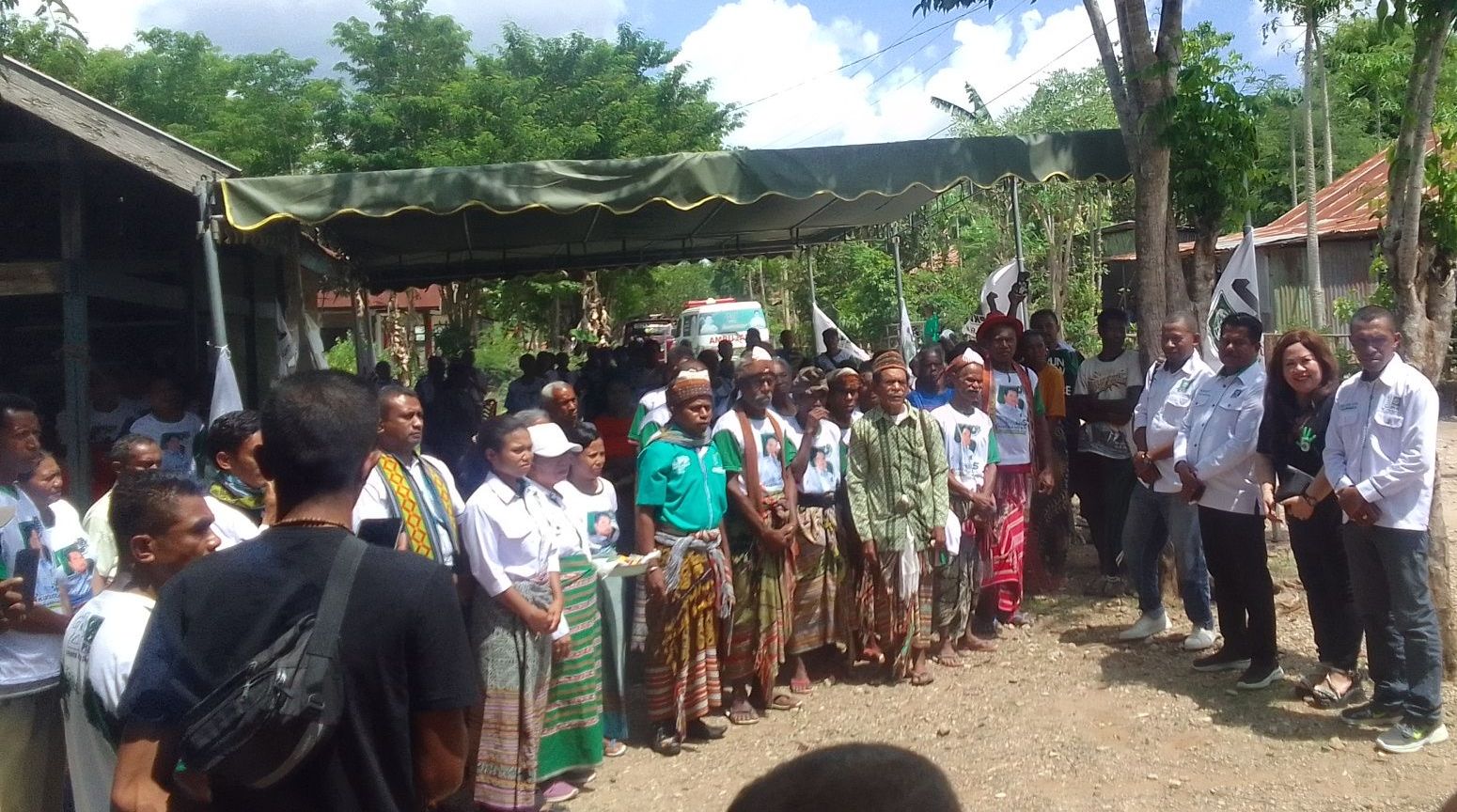 Martinus Siki disambut secara adat di Desa Naiola Timur, Kecamatan Bikomi Selatan. 
