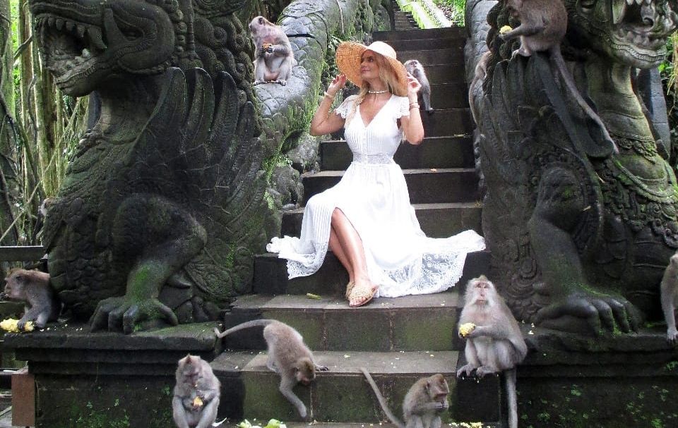 Ilustrasi wisatawan mancanegara saat foto bersama monyet di Monkey Forest Ubud.