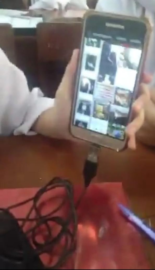 VIDEO viral operasikan ponsel dengan mouse.*