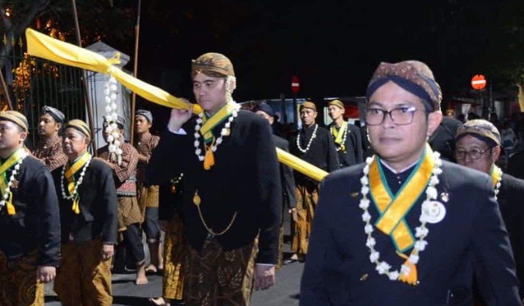 KRMH H  Roy Rahajasa Yamin saat memimpin Kirab Malam Satui Suro Puro Mangkunegaran