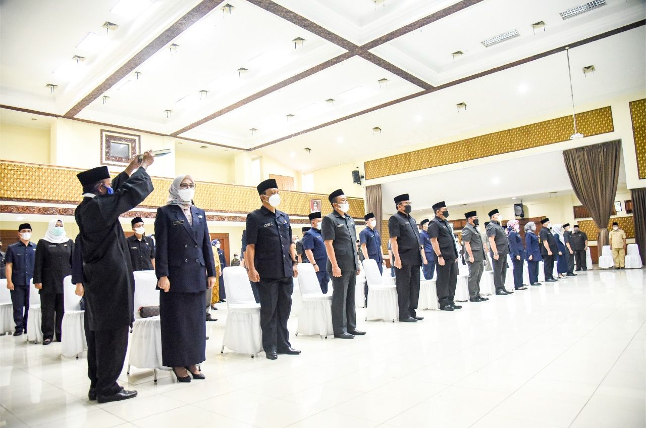 Bupati Bandung Dadang Supriatna melantik empat pejabat yang memegang jabatan eselon II.
