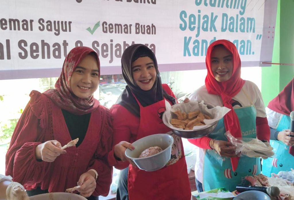 Anggota DPR RI Dewi Aryani (tengah) dan Anggota DPRD Kabupaten Tegal Ragil Tresna Setyaningrum (kiri) saat kegiatan cooking demo di Balai Desa Karangmulya, Suradadi, Kabupaten Tegal.