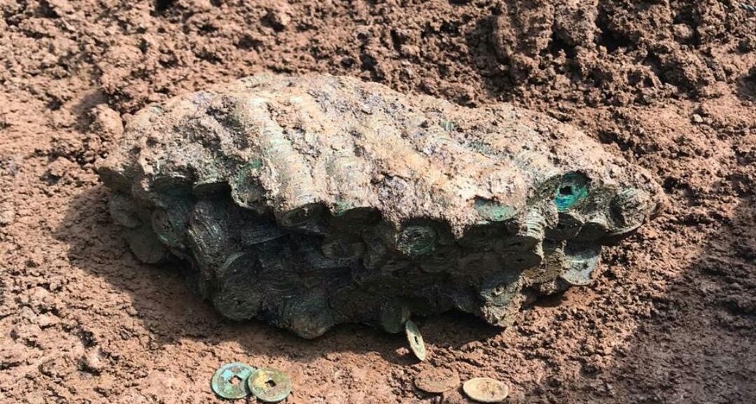 Penemuan koin kuno di Waroeng Kemarang, Desa Tamansuruh, Kecamatan Glagah, Kabupaten Banyuwangi pada Selasa, 2 Februari 2021.