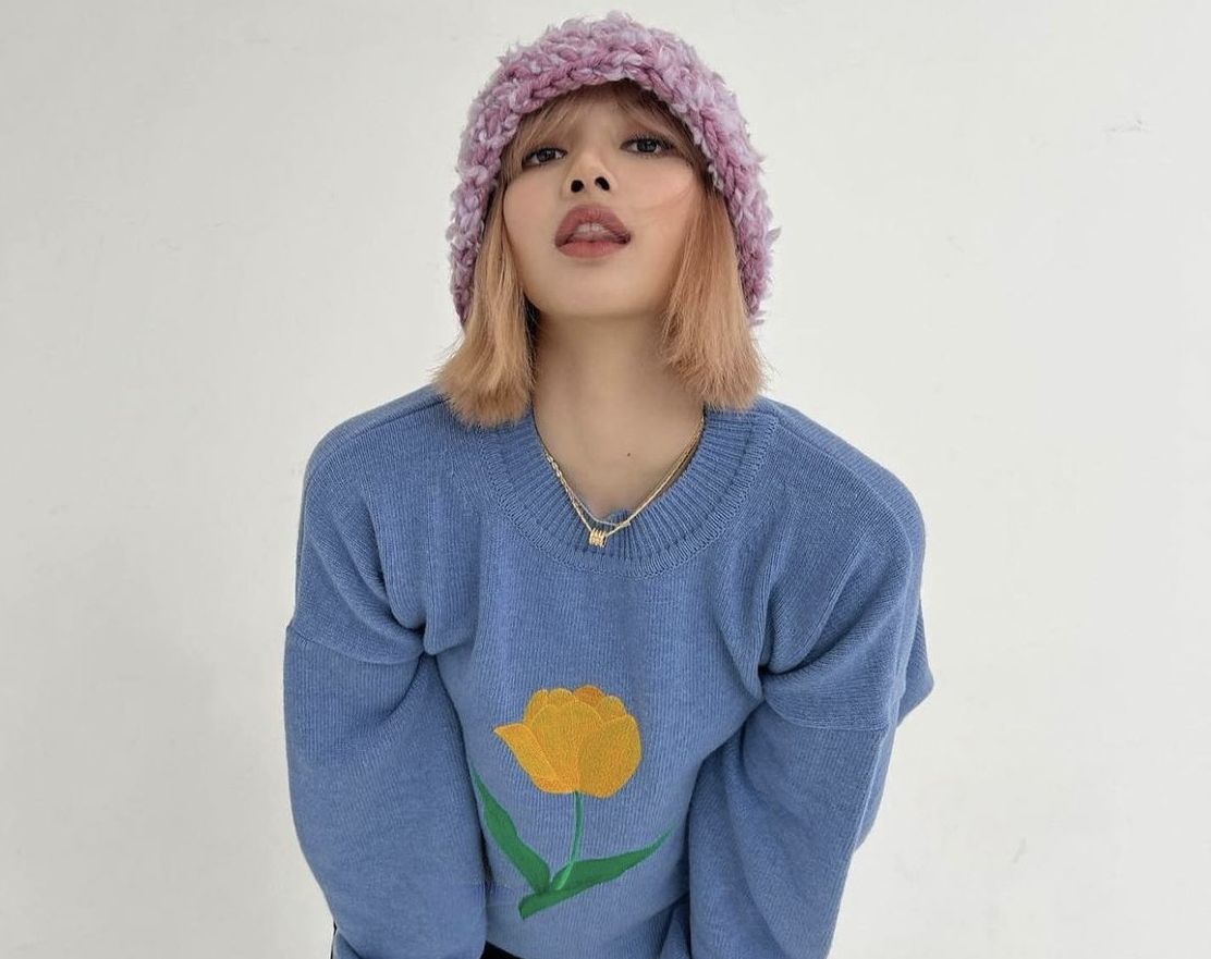 Lisa mengenakan sweater brand milik kakak Jungkook
