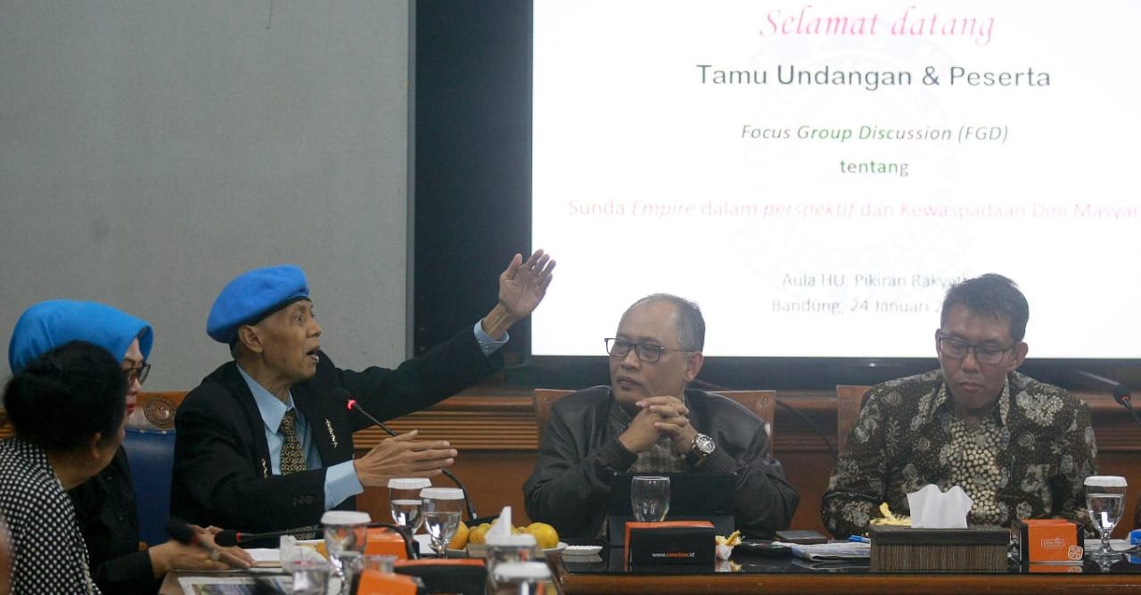 GUBERNUR Jenderal DH 17 Sunda Empire, Sahidi (kanan) menjawab pertanyaan Tokoh Sunda, Popong Otje Djundjunan saat acara diskusi publik di Aula Pikiran Rakyat, Jalan Asia Afrika, Kota Bandung, Jumat 24 Januari 2020.*