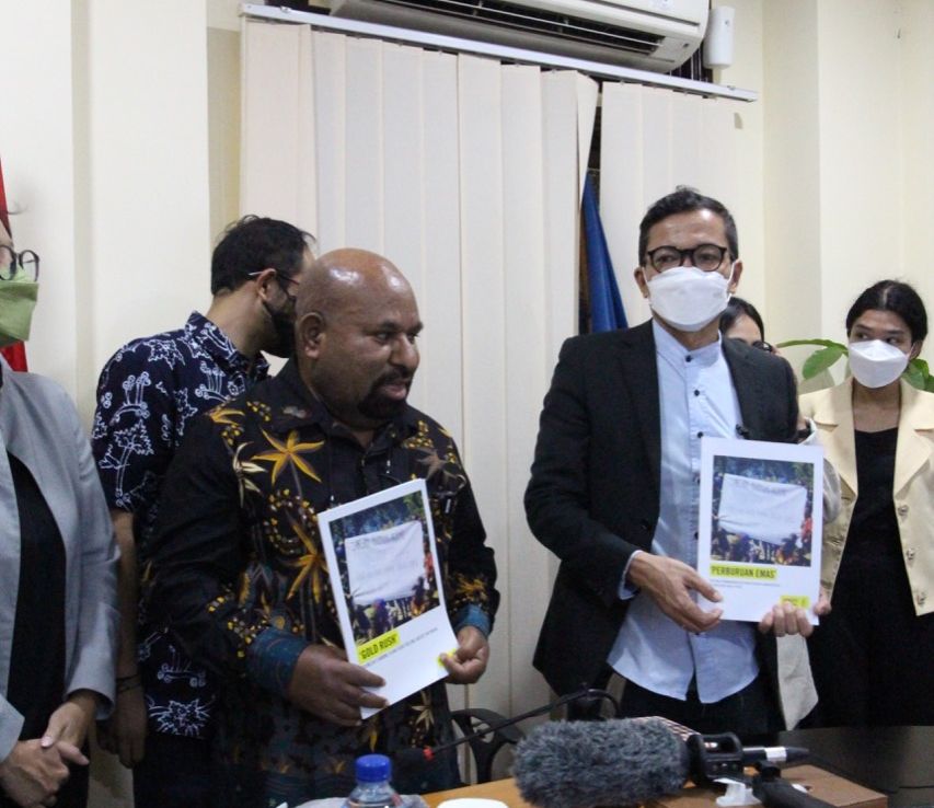 Amnesty diwakili Direktur Kantor Regional Erwin van der Borght, Direktur Kantor Nasional Usman Hamid, saat bersama Gubernur Papua, Lukas Enembe.