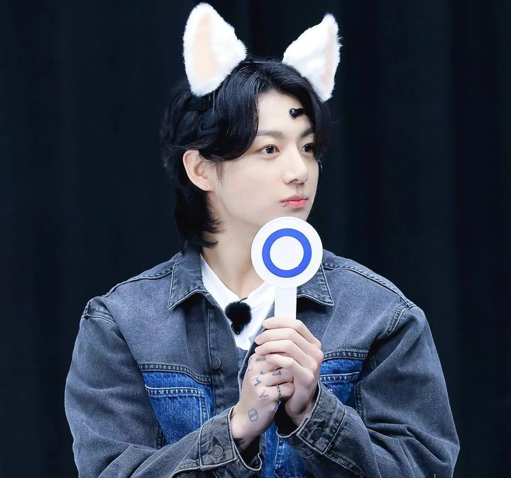 Apa kira-kira yang membuat Jungkook cemburu? Saat live Weverse dengan penggemar, personel BTS tersebut curhat. 
