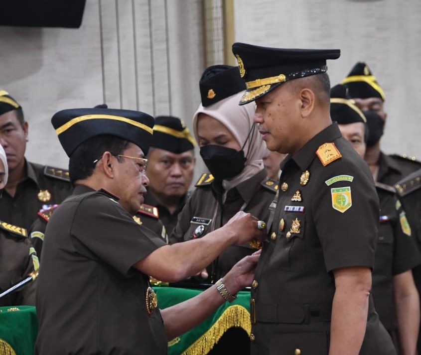 Wakil Jaksa Agung Sunarta saat melantik Ade Tajudin Sutiawarman menjadi Kepala Kejati Jabar pada Senin 20 Maret 2023