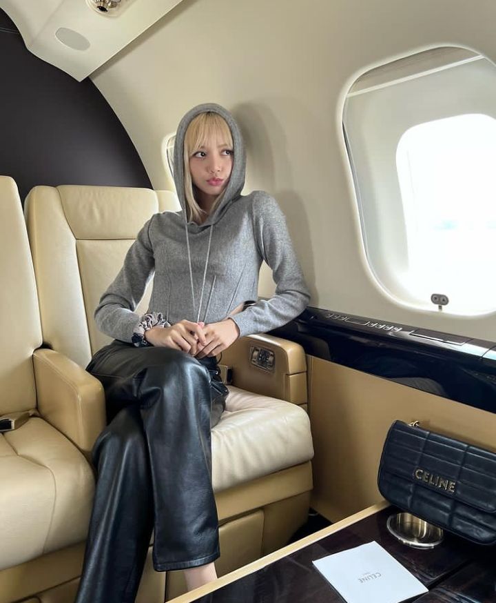 Pakai Private Jet, Lisa Blackpink Pakai Outfit Casual Ini di Pesawat untuk hadiri Paris Fashion Week