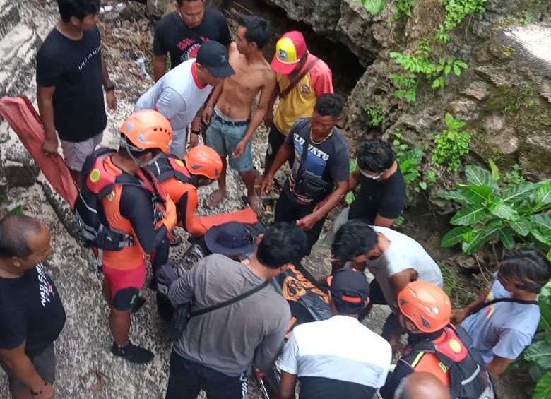 Prosesi evakuasi jenazah pemancing I Wayan Redita di bebatuan Pantai Suluban Uluwatu Jimbaran oleh Tim SAR Minggu 26 Maret 2023. 