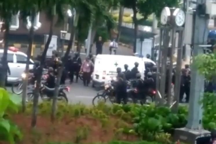 Beredar video ambulans yang sedang diperiksa kepolisian lalu kabur melaju mundur dan banting stir ke arah lain. / Hasil tangkap layar/ @majeliskopi08 