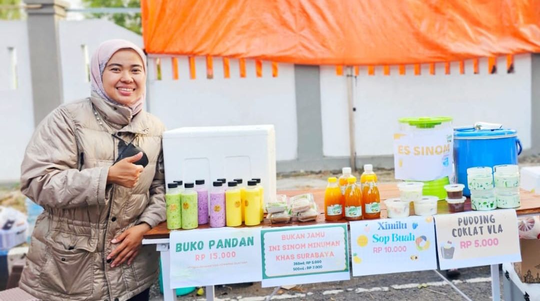 Difabel tuna rungu Anni yang berjualan di stand bazar kuliner Ramadhan Tukangkayu Banyuwangi