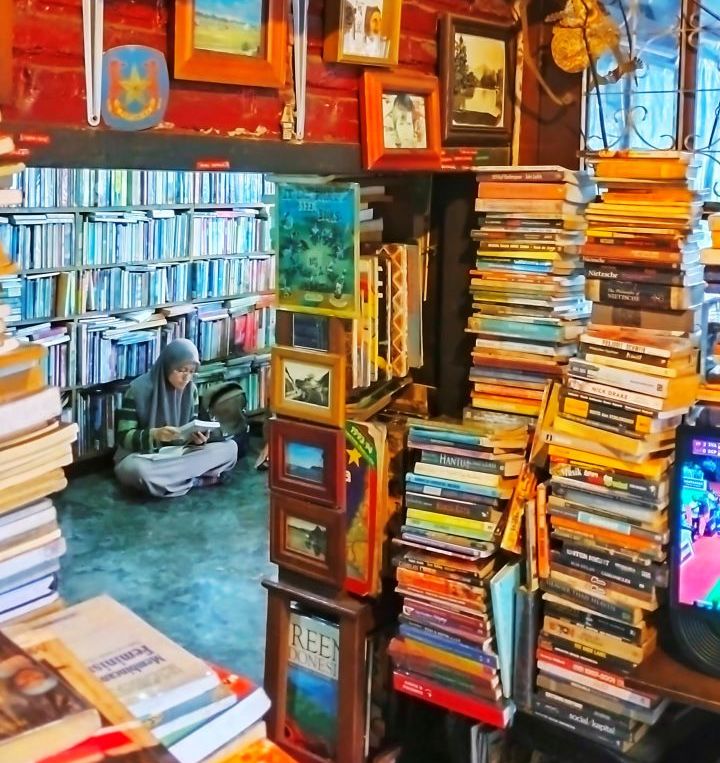 Tumpukan buku di Perpustakaan Batu Api Jalan Raya Jatinangor,  Desa Cikeruh Kecamatan Jatinangor Kabupaten Sumedang,