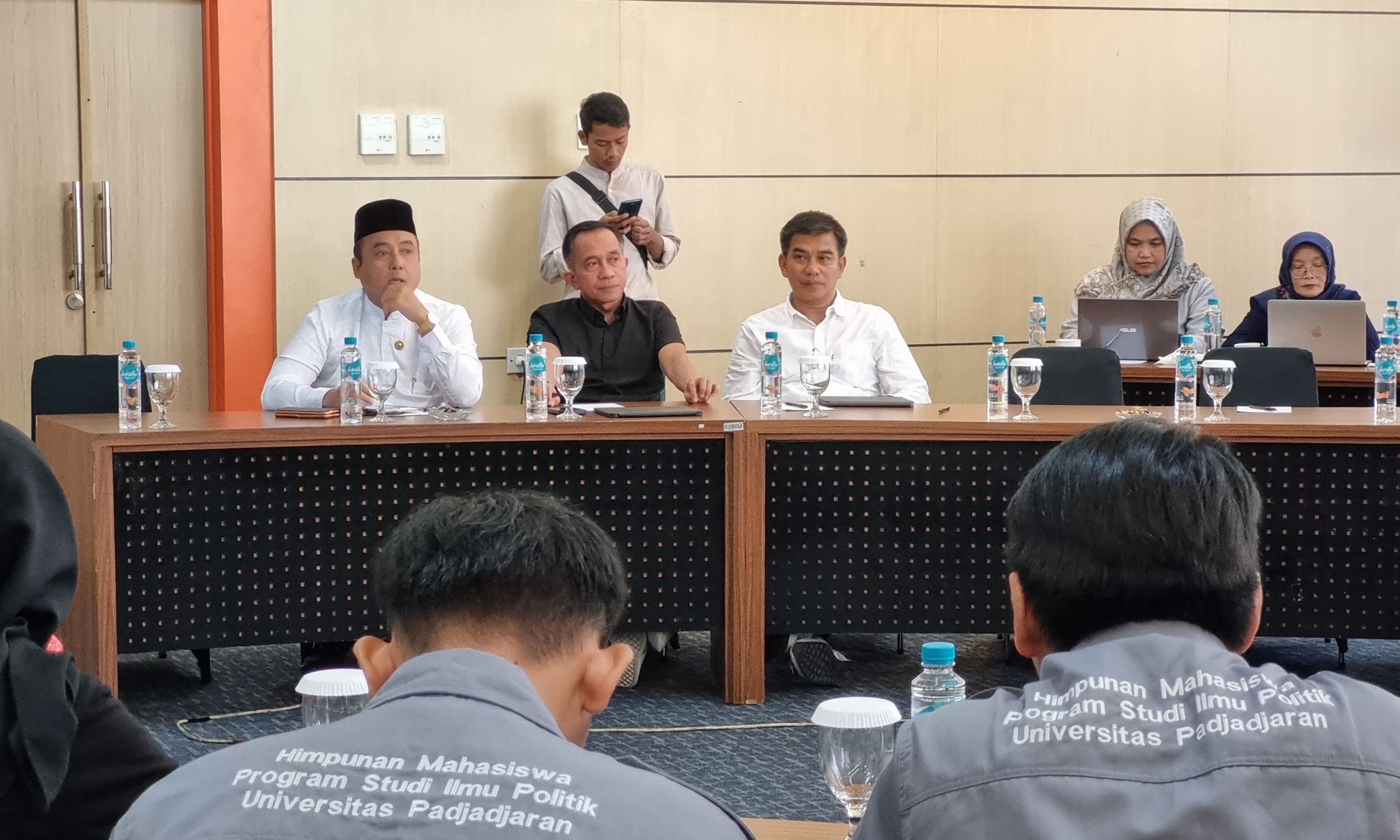 Tiga bakal calon Wali Kota Bandung (dari kiri ke kanan), Erwin, Asep Mulyadi, Sonny Salimi mengikuti diskusi grup terpumpun di Ruang Unpad Training Center, Jalan Ir H Juanda, Kota Bandung, Rabu, 19 Juni 2024.