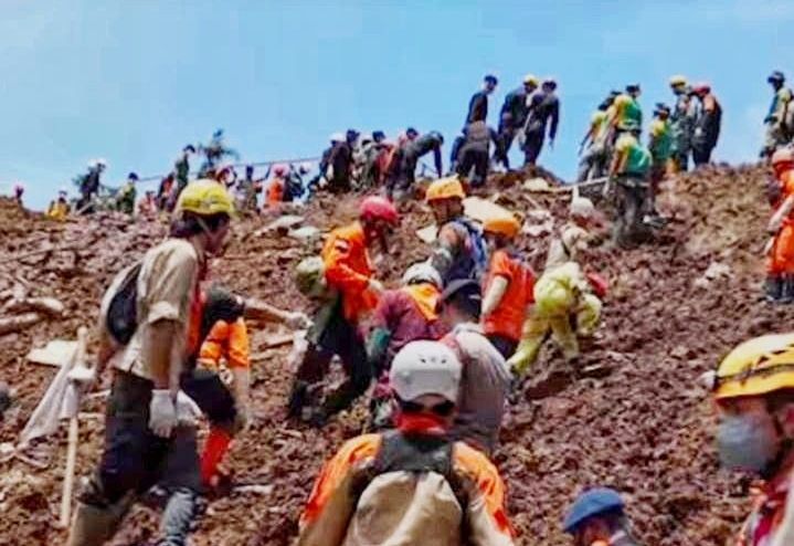 Korban gempa Cianjur terus bertambah saat Tim SAR Gabungan berhasil menemukan jasad seorang ayah berpelukan dengan sang anak  di bawah reruntuhan.