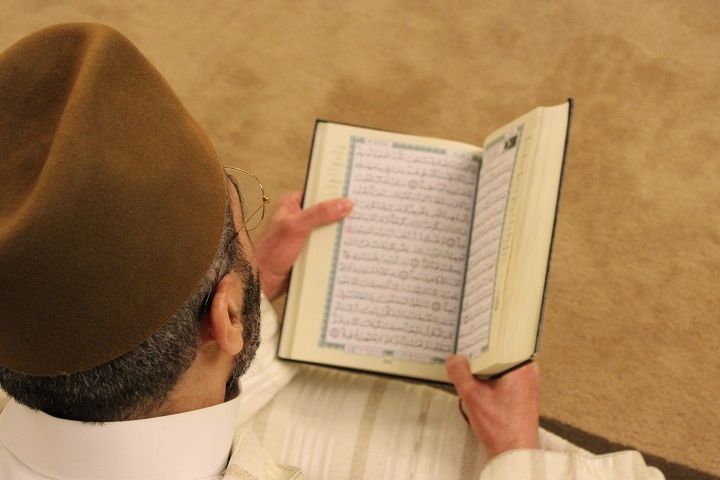 Ilustrasi membaca Al Quran, bacaan dan isi kandungan surat Al Insyirah ayat 1-8 yang tersedia dalam Arab, dan artinya
