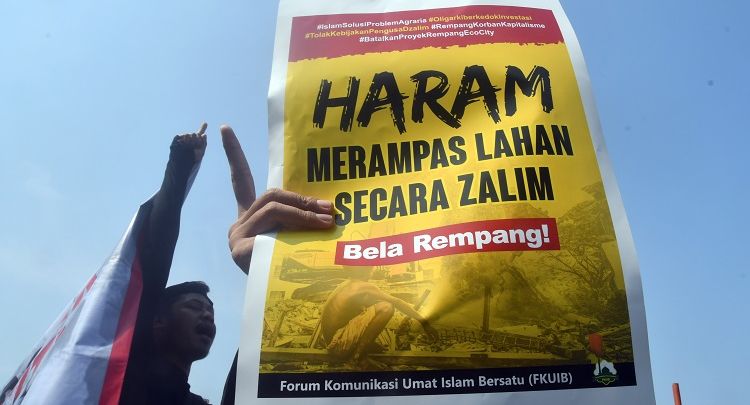 Sejumlah warga yang tergabung dalam Forum Komunikasi Umat Islam Bersatu (FKUIB) melakukani aksi solidaritas bela Rempang di Tugu Kujang, Kota Bogor, Jawa Barat, Minggu, 24 September 2023.