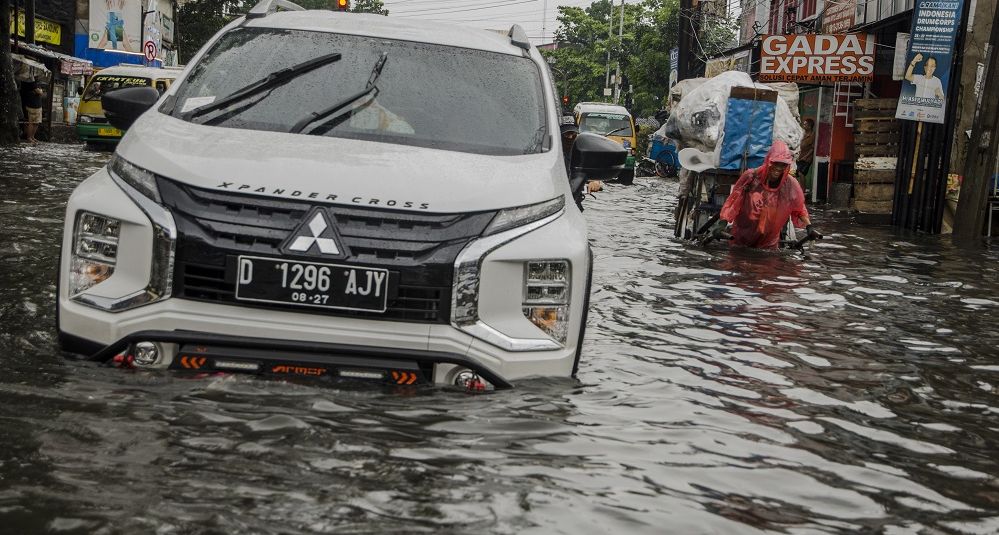 Banjir di kawasan Kopo, Kota Bandung, Jawa Barat, Senin 12 Desember 2022. Kota Bandung butuh 30 kolam retensi untuk mengatasi banjir