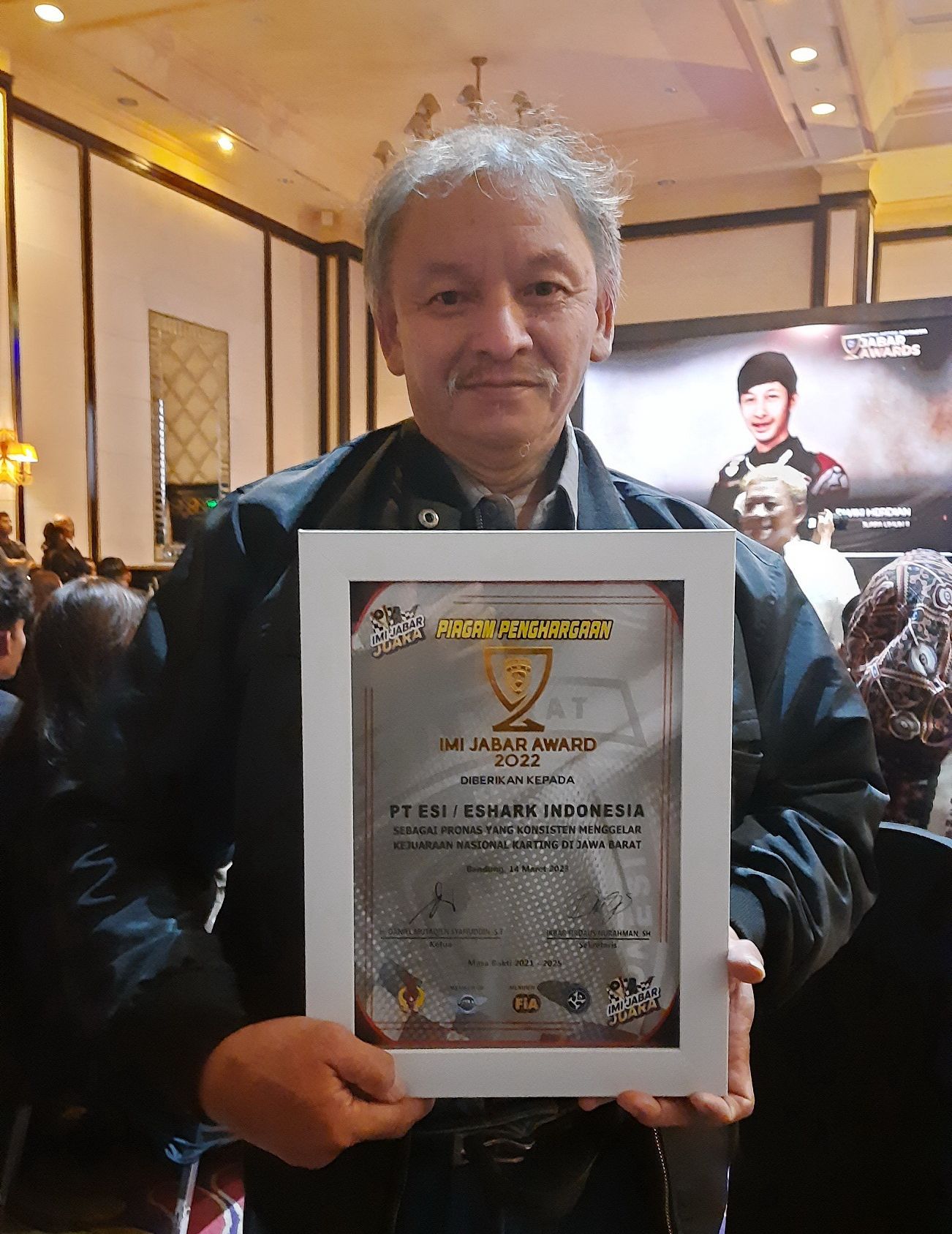 Christian yang hadir di acara IMI Jabar Award sebagai penerima penghargaan mewakili PT ESI Eshark Indonesia sebagai promotor   nasional yang konsisten menggelar Kejuaraan Nasional Karting di Jawa Barat.*   