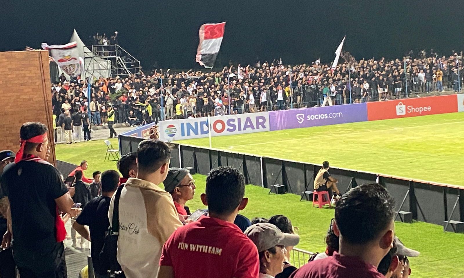 Suporter Bali United tiba-tiba datang pada menit ke-81 dalam laga Championship Series kontra Persib Bandung. Padahal, sebelumnya, laga dinyatakan tertutup.