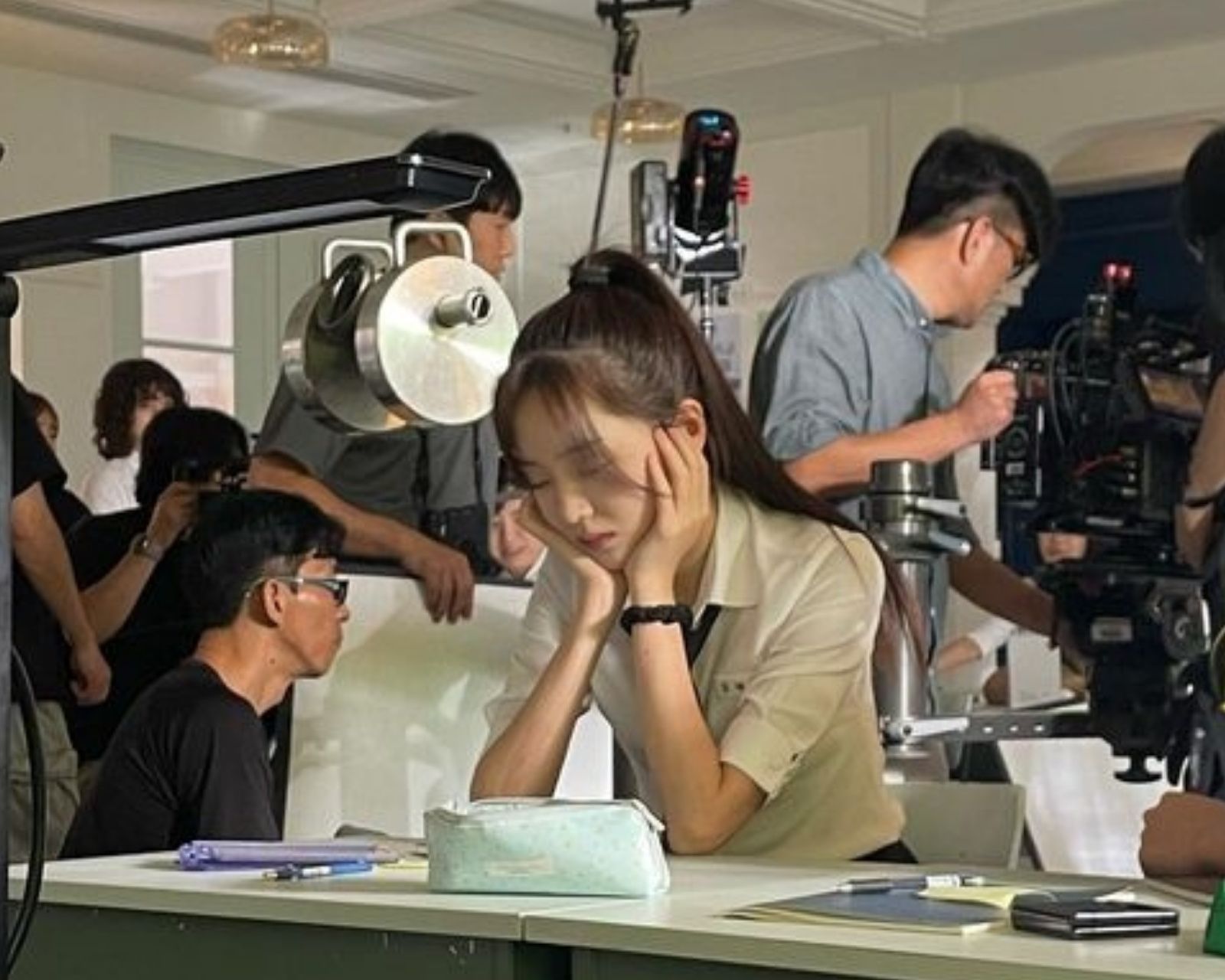 Potret Kang Na Eon Bintang Pyramid Game Tidur di Lokasi Syuting