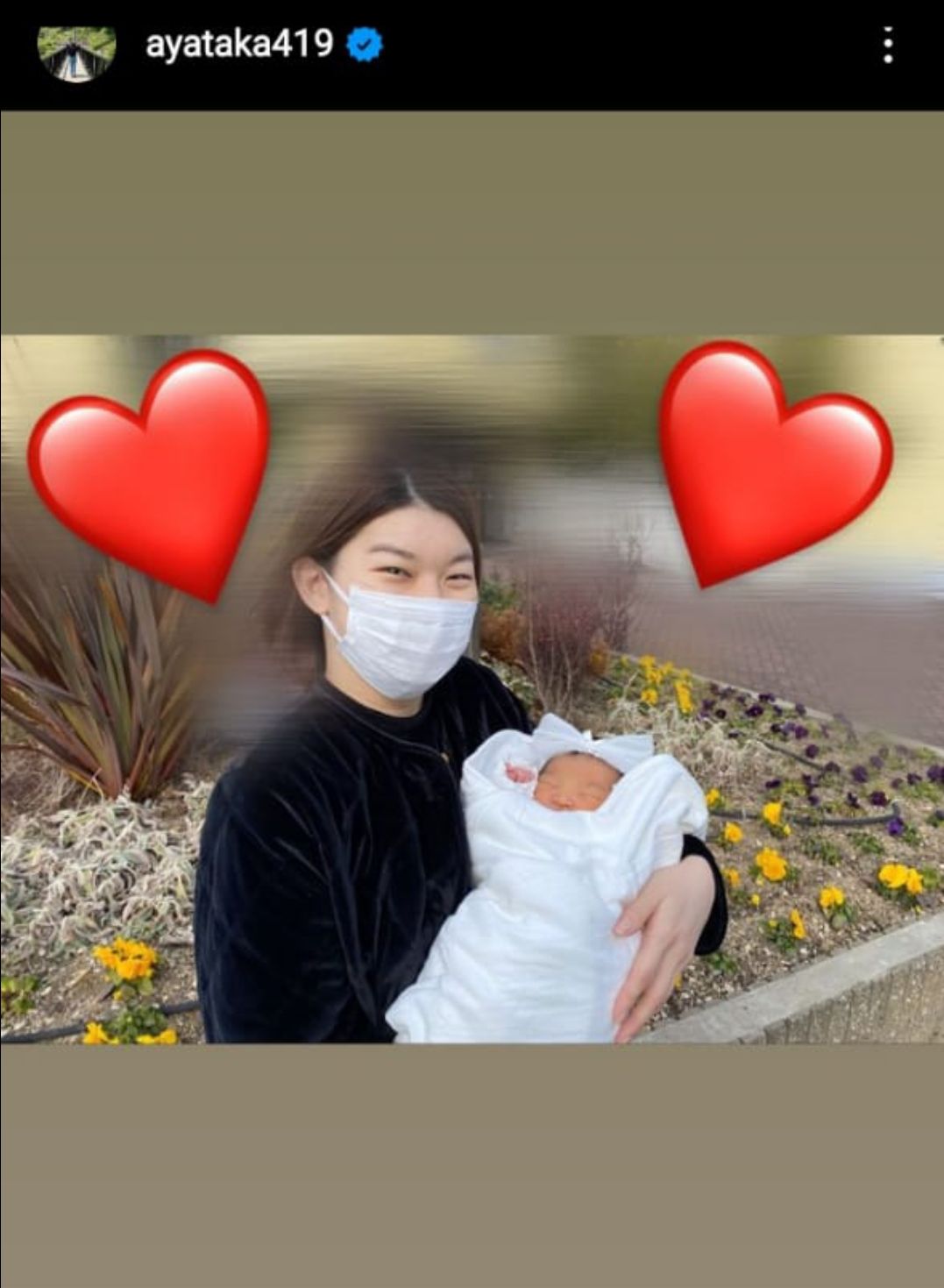 Ayaka Takahashi saat menggendong bayi/Tangkapan layar Instagram/@ayataka419