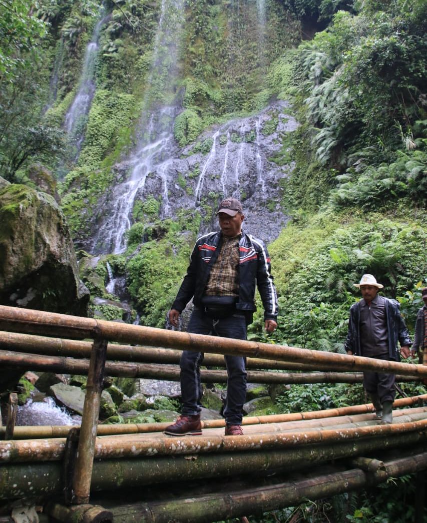 Bupati Bulukumba berjalan di atas jembatan di kawasan Air Terjun Gamaccayya
