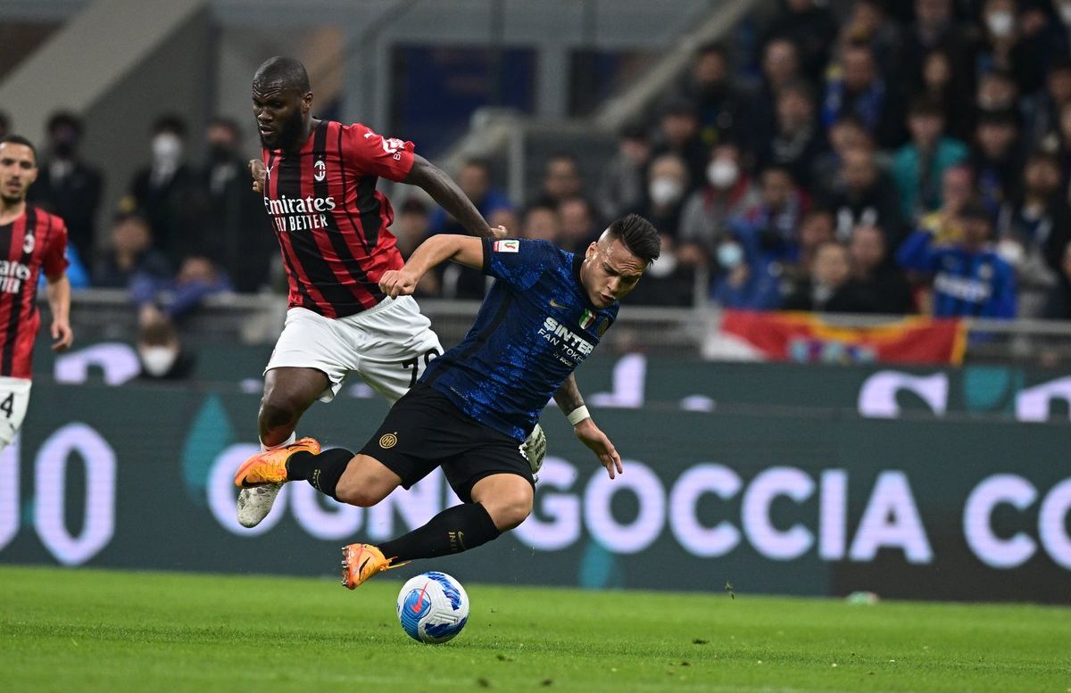 Lautaro Martinez mencetak gol dalam laga Derby Della Madonnina antara Inter vs Milan pada semifinal leg kedua Coppa Italia, 19 Aril 2022, Selasa waktu setempat.