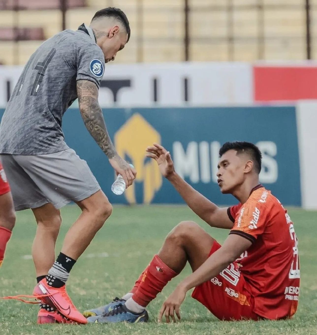Penyerang Bali United Lerby Eliandry Pong Babu dihampiri penyerang sayap Borneo FC Stefano Lilipaly usai laga BRI Liga 1 2022/2023 di Stadion Sultan Agung Bantul