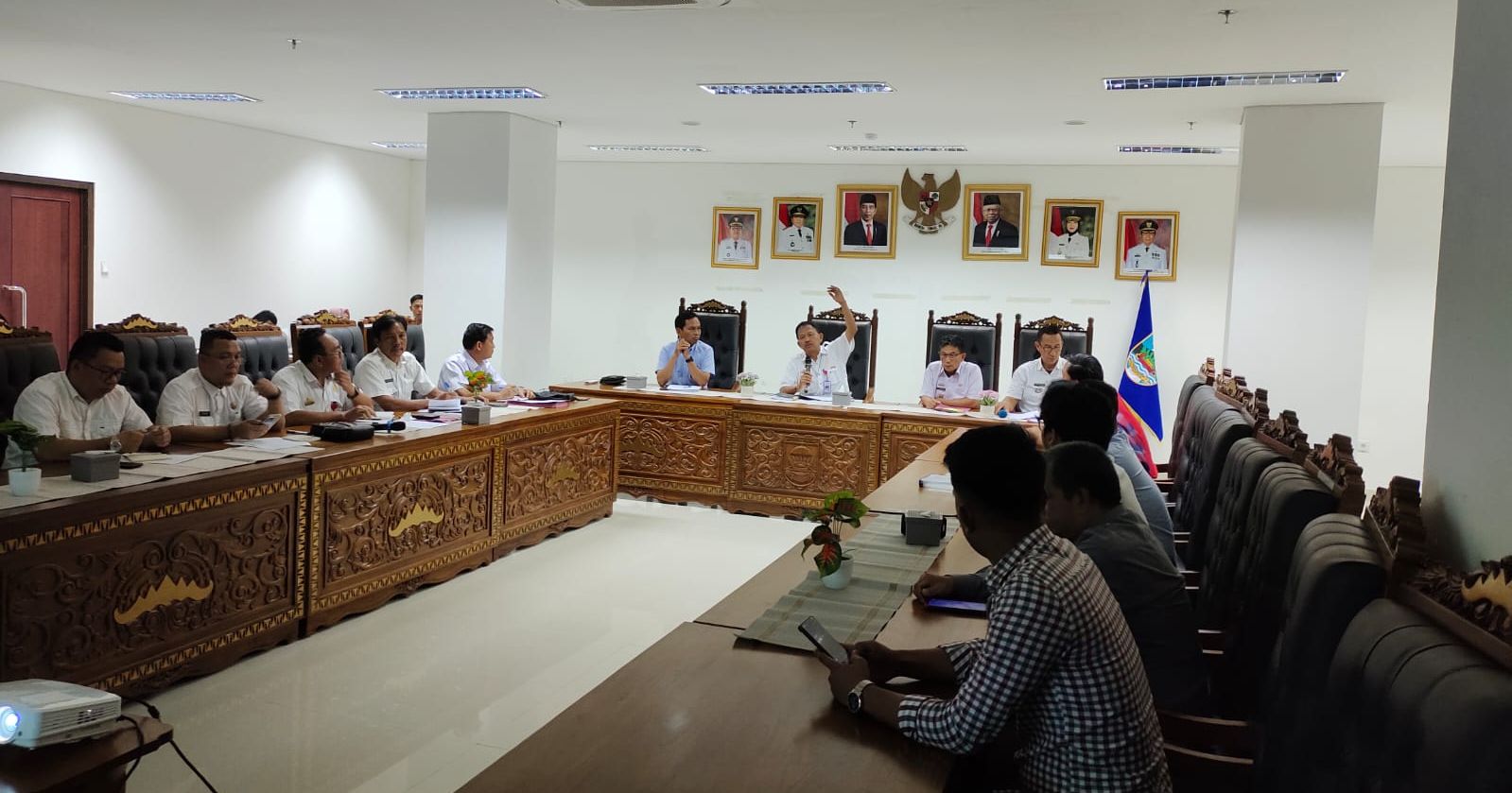 Bupati Pesiair Barat Agus Istiqlal menerima kunjungan Manager UP2K PT PLN (Persero) Distribusi Lampung yang baru, Ramses Manalu dan rombongan, di ruang rapat Lantai 4 Setkab setempat, Rabu, 29 Maret 2023 bahas suplai energi listrik PLN ke wilayah terisolir