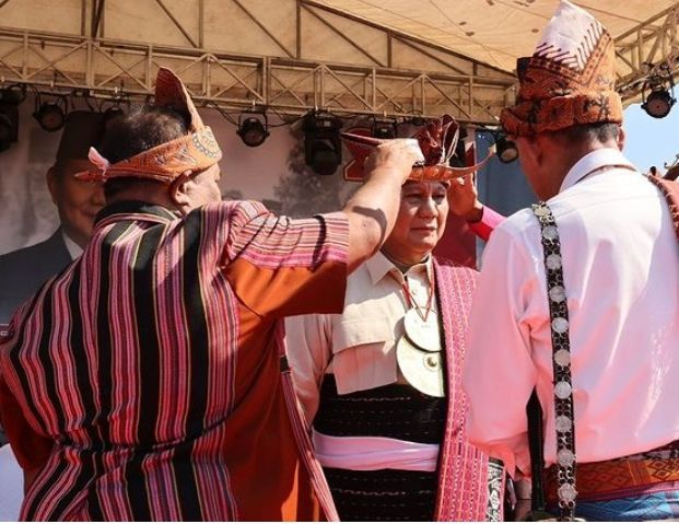 Dalam kesempatan itu Prabowo juga mendapatkan penghormatan langsung dari Raja Belu dengan disematkannya pakian adat khas Timor kepada dirinya