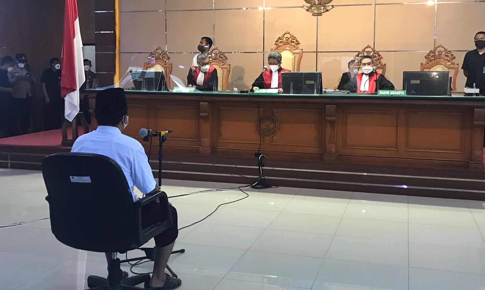 profil Herry Wirawan hari ini divonis penjara seumur hidup di Pengadilan Negeri Bandung merenggut kegadisan 13 santriwati di Bandung