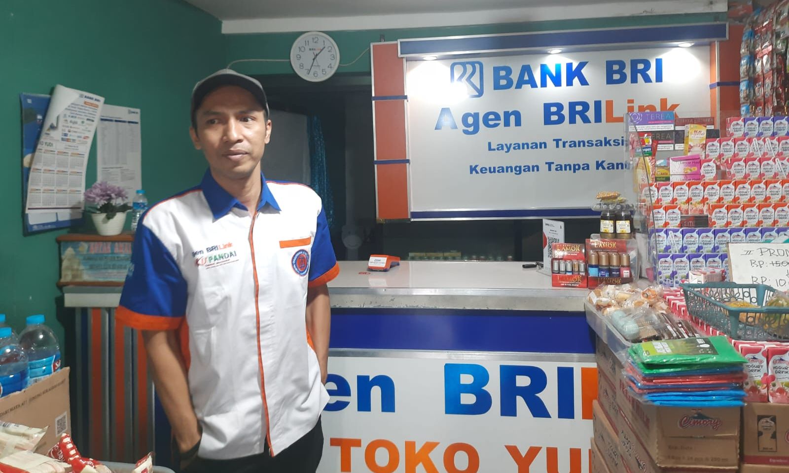 Yudi Yhonas Parela, owner BRILink Toko Yudi, di kiosnya, Jalan Tikukur, Kota Bandung.