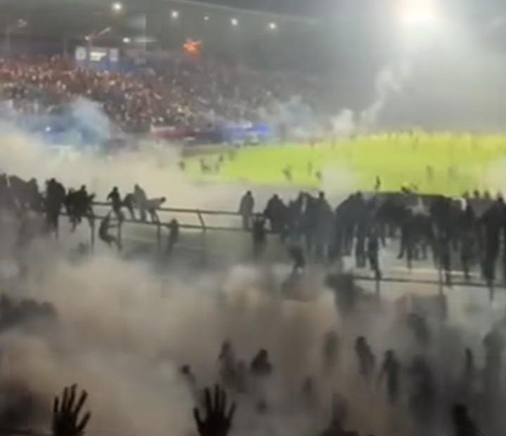 Foto tangkap layar, korban berjatuhan di Stadion Arema FC Vs Persebaya dan aturan FIFA tentang penggunaan gas air mata / IG /