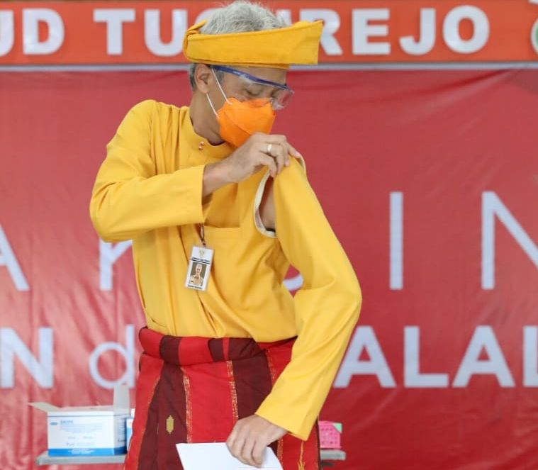 Gubernur Jawa Tengah, Ganjar Pranowo, kenakan pakaian adat Riau saat disuntik vaksin Covid-19 dosis kedua. 