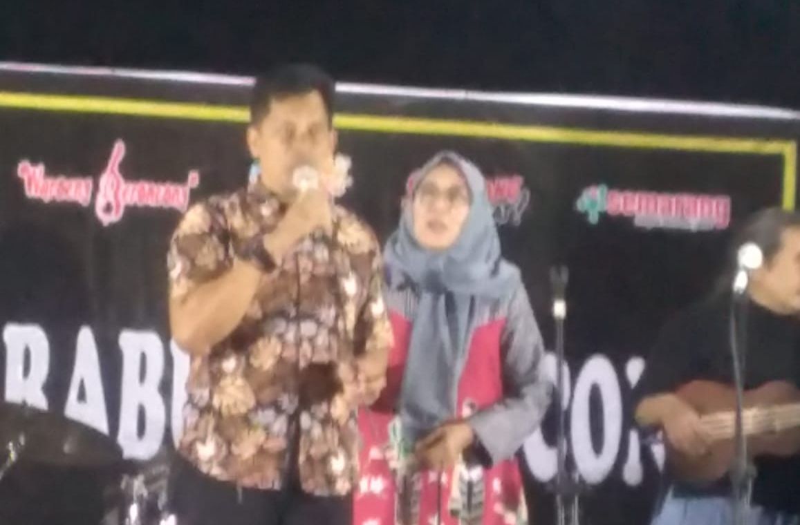 Waroeng Keroncong, wadah para penggemar musik keroncong di Semarang. Pendirinya Murwanto, Sumarsono, dan Setyanto